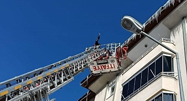 Buz sarkıtları temizleniyor