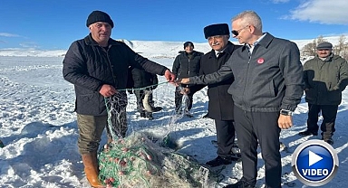 Buz tutan gölde ağlar çekildi