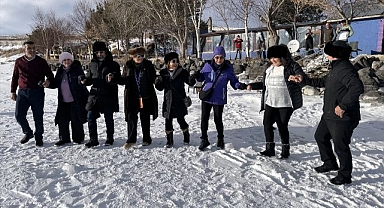 Buzla kaplı gölde gönüllerince eğlendiler