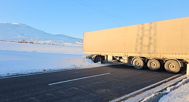 Buzlanan yolda kayan tır yolu kapattı
