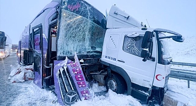 Buzlanan yolda korkunç kaza!