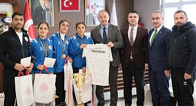 Çakmur'dan şampiyon atletlere ödül