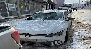 Çatıdan düşen kar kütleleri araçlara zarar verdi 