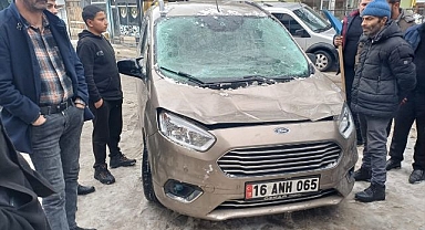 Çatıdan düşen kar kütlesi aracı hurdaya çevirdi!