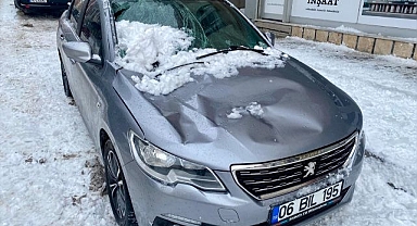 Çatıdan düşen kar kütlesi otomobili vurdu