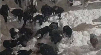 Çatıdan düşen kar kütlesinin altında kaldı!