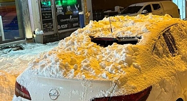 Çatıdan kayan kar otomobili hurdaya çevirdi