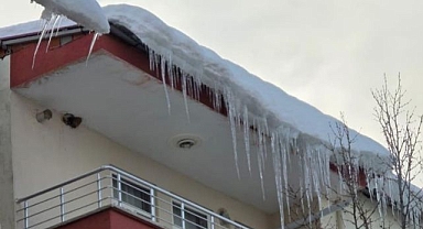Çatılardaki buz kütleleri tehlike saçıyor