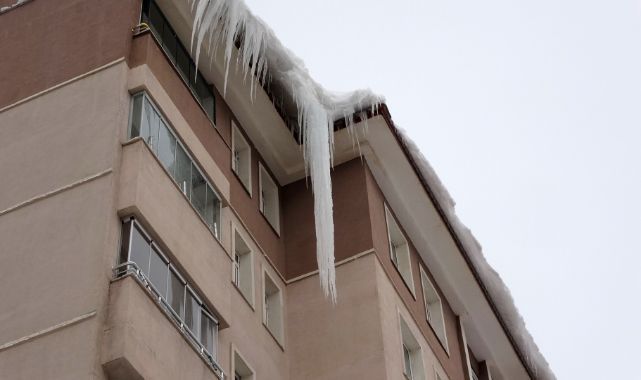 Çatılardaki buzlar 5 metreye ulaştı