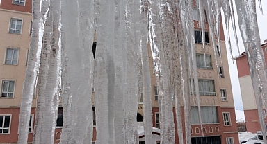 Çatılardaki buzlar 5 metreye ulaştı