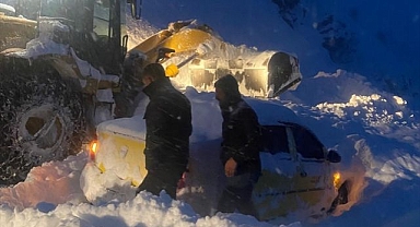 Çığ altında can pazarı! Karayolları ekipleri zamanla yarıştı