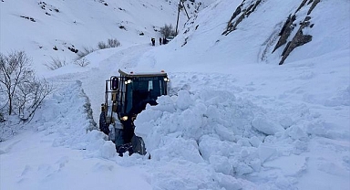 Çığ nedeniyle yol kapandı, ekipler hastalar için seferber oldu