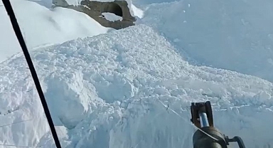 Çığın kapattığı geçit ulaşıma açıldı