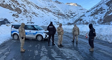 Çığın kapattığı o yol ulaşıma açıldı