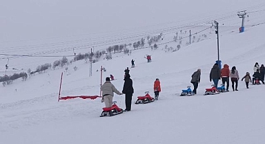 Çocuklar tatilde kayak merkezine akın etti 