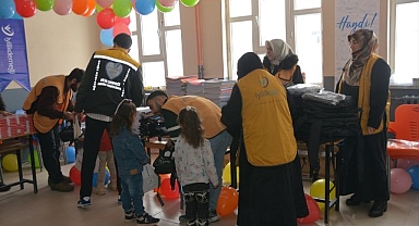 Çocuklara kışlık kıyafet ve kırtasiye yardımı