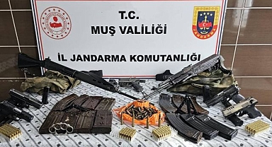 Çok sayıda silah ve mühimmat ele geçirildi