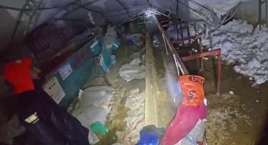 Çöken ahırın altında can verdiler!