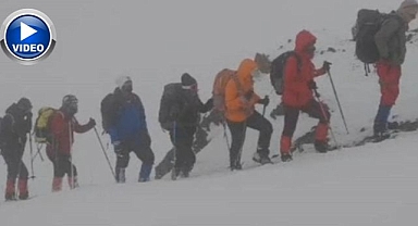 Dağcılar zirveye tırmandı