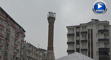 Depremde hasar alan minare onarılıyor