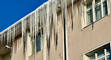 Dev buz sarkıtları tehlike saçıyor