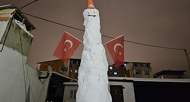 Dev kardan adam görenleri hayrete düşürdü