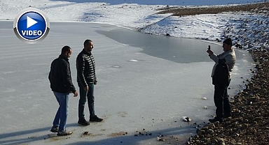 Donan göletin üstünde fotoğraf çektiler   