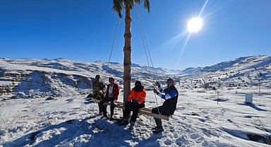 Dondurucu soğuklara aldırış etmeden eğlendiler