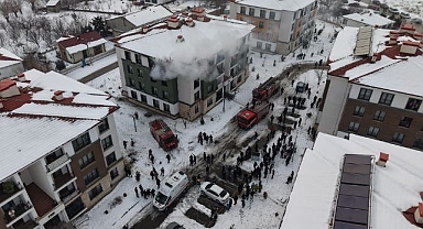 Dumanlar apartmanı sardı! Canlarını zor kurtardılar