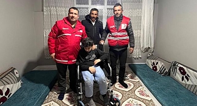 Engelli bireylere tekerlekli sandalye desteği