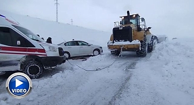 Erzurum'da ambulans kara saplandı! Kepçe yardıma koştu