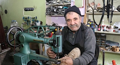 Erzurum'da ayakkabı tamircilerinde kış mesaisi 