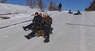 Erzurum'da çocukların eksi 30 derecede kayak keyfi