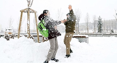 Erzurum’da eğitime kar engeli! Okullar tatil edildi