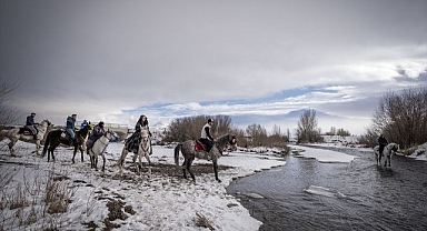 Erzurum'da kar ve buzda atlı safari keyfi