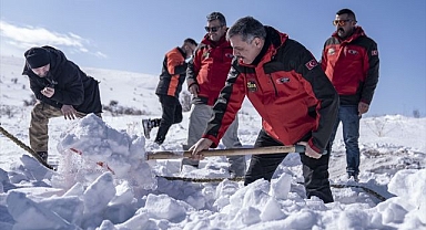 Erzurum'da maceraseverler, doğaya yem bırakıp kar raftingi yaptı