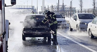 Erzurum'da seyir halindeki otomobil alev aldı