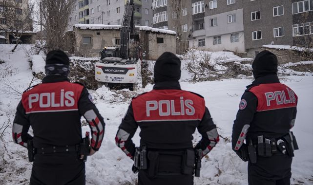 Erzurum'da suç yuvası metruk binalar yıkılıyor