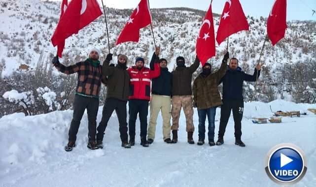 Erzurum'da Türk Bayraklarıyla kayak yaptılar