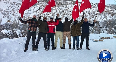 Erzurum'da Türk Bayraklarıyla kayak yaptılar