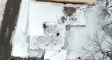 Evler kara gömüldü! Mahalle sakinleri işe koyuldu