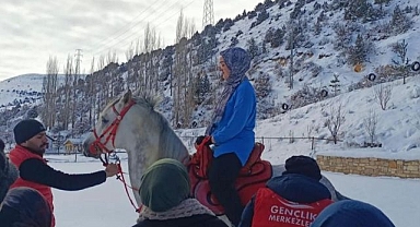Gençlere binicilik etkinliği