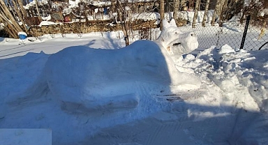 Gençten kardan kangal köpeği figürü