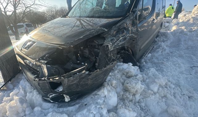 Hafif ticari araç ile minibüs çarpıştı