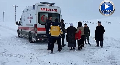 Hasta, ambulansa iş makinesiyle ulaştırıldı   