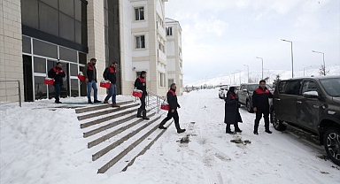 Hayvanların  sağlığı için  karlı yolları  aşılıyor