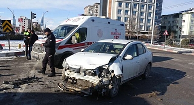 İki otomobil çarpıştı: 2 yaralı