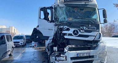 İki tır kafa kafaya çarpıştı!