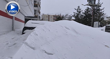 Kar altında arabalarını aradılar!