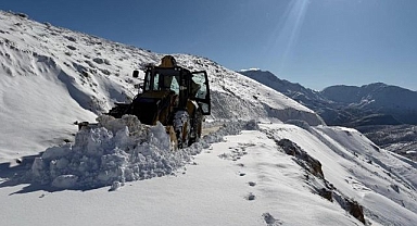 Kar kalınlığı 1 metreyi geçti! Yollar kapandı
